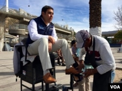 Nogales, Sonora Mayor Temo Galindo makes an unannounced exit from Municipal Hall to greet city residents and arrange a quick shoe shine. (Photo: R. Taylor/VOA)