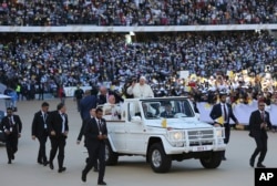 Paus Fransiskus memberkati para umat Katolik dalam misa di Sheikh Zayed Sports City di Abu Dhabi, Uni Emirat Arab, 5 Februari 2019.