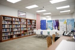 រូប​ឯកសារ៖ ទិដ្ឋភាព​ទូទៅ​នៃ​មជ្ឈមណ្ឌល​អាមេរិកាំង (American Center) ដែល​ជា​មជ្ឈមណ្ឌល​អប់រំមួយស្ថិត​នៅ​ក្នុង​ស្ថានទូត​សហរដ្ឋ​អាមេរិក​ក្នុងរាជធានី​ភ្នំពេញ​ ​ប្រទេស​កម្ពុជា កាល​ពីថ្ងៃ​អង្គការ​ទី​២៧ ខែ​កុម្ភៈ​ ឆ្នាំ​២០១៨។ (ទុំ ម្លិះ/VOA)