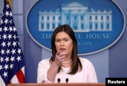 La portavoz de la Casa Blanca Sarah Sanders habla durante una conferencia de prensa en la Casa Blanca en Washington, Estados Unidos, el 2 de julio de 2018. REUTERS / Kevin Lamarque.