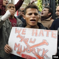 Para demonstran melakukan unjuk rasa di Kairo sambil meneriakkan slogan anti Presiden Hosni Mubarak, 27 Januari 2011.