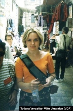 Єрусалим, 1999-ий рік. Через плече в мене не автомат, а новий наплічник, яким я тоді дуже пишалася. Ансамбль доповнює майка з ринку «Петрівка» та пошита мамою спідниця.