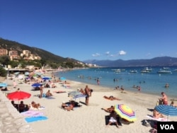 Beachgoers in Corsica. France's culture war is playing out on the country's beaches. (L. Ramirez/VOA)