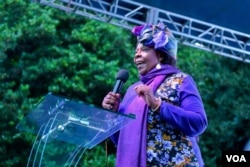 Sekai Holland, a former senior member of the country’s main opposition the Movement for Democratic Change welcoming Mawarire to politics, March 29, 2018. (S. Mhofu for VOA)