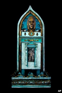 Lori Gordon created 'Habitat', made from Katrina debris, for former President Jimmy Carter and his wife, Rosalynn, who came to rebuild with Habitat for Humanity in spring 2008.