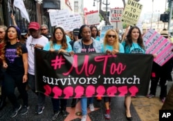 Para peserta jalan kaki untuk melawan kekerasan dan pelecehan seksual di #MeToo March di Hollywood, Los Angeles on 12 November 2017.