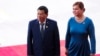 Presiden Filipina Rodrigo Duterte (kiri) dan putrinya Sara Duterte tiba untuk menghadiri pembukaan Konferensi Tahunan Forum Boao untuk Asia (BFA) 2018 di Boao, Provinsi Hainan, China selatan pada 10 April 2018. (Foto: AFP)