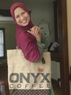 Evia Nugrahani Koos dan tas kreasinya. (Foto: Evia Nugrahani Koos)