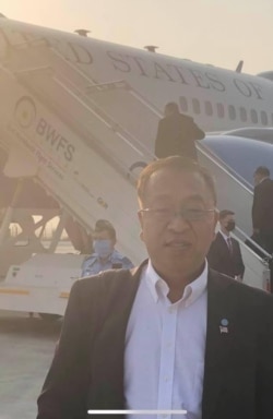 美国国务卿中国政策首席顾问余茂春2020年10月27日陪同蓬佩奥出访，离开新德里前往科伦坡，背景为蓬佩奥登上专机。(照片由余茂春提供)