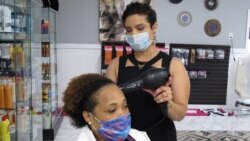Shannon Stafford peina el cabello de Ebony Housey en su salón el viernes 24 de abril de 2020 en Savannah, Georgia.
