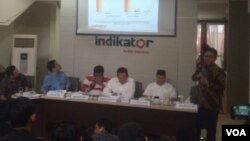 Dari kanan berdiri: Burhanuddin Muhtadi, Mardani Ali Sera, Bambang Soesatyo, Maruarar Sirait, Riza Patria. (Foto: VOA/A. Bhagaskoro)