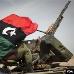 Pasukan pemberontak Libya di jalan antara Al-Egila dan Ras Lanuf, Libya bagian timur, Minggu (27/3).