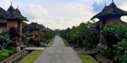 Kondisi jalan utama Desa Wisata Penglipuran yang bersih dan bebas sampah (Foto: VOA/ Petrus Riski).