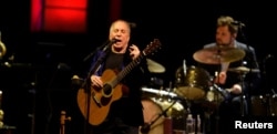 FILE - Musician Paul Simon performs at the Bilbao Exhibition Center in Barakaldo, Spain, Nov. 17, 2016. He will perform at the White House state dinner on April 10, 2024.