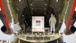 រូបឯកសារ៖ វ៉ាក់សាំង​បង្ការ​ជំងឺ​កូវីដ១៩​ចំនួន ៦ សែន​ដូស​ដែល​ផ្ដល់​ឲ្យ​កម្ពុជា​ដោយ​រដ្ឋាភិបាល​ចិន​ត្រូវ​បាន​បញ្ជូន​មក​ដល់​អាកាសយានដ្ឋាន​អន្តរជាតិ​ភ្នំពេញ​ កាល​ពី​ថ្ងៃទី៧ ខែកុម្ភៈ ឆ្នាំ២០២១។