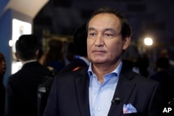FILE - United Airlines CEO Oscar Munoz is pictured prior to an interview in New York, June 2, 2016. Pledging that no passenger will ever again be forcibly removed from a United flight, Munoz has dismissed calls for his resignation.