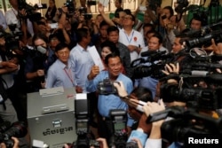 រូបឯលសារ៖ លោក​នាយករដ្ឋ​មន្ត្រី ហ៊ុន សែន ដែលជាប្រធានគណបក្សប្រជាជនកម្ពុជា បានចូលរួមការបោះឆ្នោតនៅការិយាល័យបោះឆ្នោតមួយ នៅក្រុងតាខ្មៅ ខេត្តកណ្តាល កាលពីថ្ងៃទី២៩ ខែកក្កដា ឆ្នាំ២០១៨។