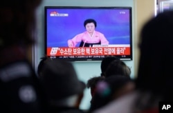 People watch a TV news program showing North Korea&#39;s announcement of a hydrogen bomb test, at the Seoul Railway Station in Seoul, South Korea, Jan. 6, 2016.