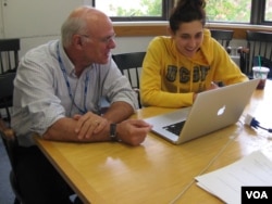 UCSF’s medical librarian Dr. Evans Whittaker, who helps out with research and source material, works with student Teresa Poulos.