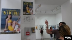 A bikini exhibit at the Joseph-Froissart gallery in Paris. (L. Bryant/VOA)