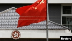 中國國旗在香港特區政府辦公大樓外飄揚。 （2020年5月25日）