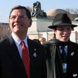 参议员巴拉索(左)