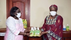 La ministre de la Promotion de la femme remettant des kits aux responsables des femmes, à Bamako, le 15 avril 2020. (VOA/Kassim Traoré)