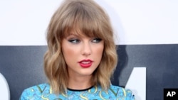 Taylor Swift arrives at the MTV Video Music Awards at The Forum on Aug. 24, 2014, in Inglewood, Calif.