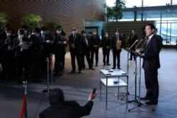 Perdana Menteri Jepang Fumio Kishida menjawab pertanyaan di kantor perdana menteri di Tokyo pada 11 Januari 2022. (Foto: JIJI PRESS/AFP)