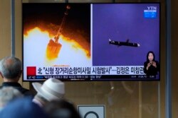 Orang-orang menonton layar TV yang menayangkan program berita tentang uji coba rudal jelajah jarak jauh Korea Utara dengan gambar di Seoul, Korea Selatan, Senin, 13 September 2021. (Foto: AP)