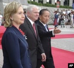 US Secretary of State Hillary Clinton and Secretary of Defense Robert Gates with South Korean Defense Minister Kim Tae-Young prepare to greet visitors at the Korean War Memorial in Seoul, 21 July 2010