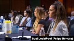 Američke gimnastičarke Eli Rajsman, Simon Bajls, Mekejla Maruni i Megi Nikols svedoče na pretresu u senatskom odboru za pravosuđe o načinu na koji je FBI vodio istragu o seksualnom zlostavljanju olimpijskih sportistkinja, 15. septembra 2021. (Foto: Rojters/Sauol Loeb)