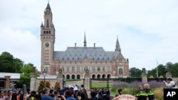 海牙國際仲裁法院。圖為終裁庭2016年7月12日就菲律賓和中國在南海主權糾紛案裁決公佈之前，法院外聚集著許多示威者、警察和記者。