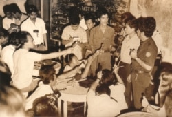 សន្និសីទ​សារព័ត៌មាន​ជាមួយ​អ្នក​នាំពាក្យ​របស់​លោក​លន់​ នល់ គឺ​លោក អំ រ៉ុង​ ក្នុង​ឆ្នាំ១៩៧០។ ជំនួយ​ការ​របស់​គាត់​គឺ​លោក ឆាំង​ សុង​ ឈរ​នៅ​ខាងស្តាំ​ដោយ​មាន​សញ្ញា​សម្គាល់​នៅ​លើ​ដៃអាវ​ខាង​ឆ្វេង ដែល​ក្រោយ​មក​ត្រូវ​បាន​តែង​តាំង​ជា​រដ្ឋមន្ត្រី​ក្រសួង​ព័ត៌មាន​នៃ​សាធារណរដ្ឋ​ខ្មែរ។ (បណ្ណសារមជ្ឈមណ្ឌលឯកសារកម្ពុជា/បណ្តុំឯកសារ លន់​ នល់)