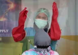 Seorang nakes bersiap melakukan tes usap Covid-19 di Laboratorium Genomik Solidaritas Indonesia di Jakarta, Senin, 14 Desember 2020.