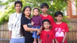 រូបឯកសារ៖ ភរិយាលោក កែម ឡី អ្នកស្រី ប៊ូ រចនា និងកូនៗ បន្ទាប់ពីបានទៅដល់ប្រទេសអូស្រ្តាលី ក្រោយពីទទួលបានសិទ្ធិជ្រកកោន។ (ទំព័រ​ហ្វេសប៊ុក SK Media Inc.)