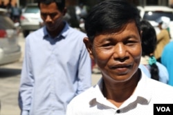 លោក ថោង សារឿន អតីតក្រុមប្រឹក្សាស្រុកកោះក្រឡ មកពីគណបក្សសង្រ្គោះជាតិ ត្រូវបានតុលាការខេត្តបាត់ដំបង កោះហៅឲ្យ​ចូល​បំភ្លឺ នៅថ្ងៃទី១៧ ខែឧសភា ឆ្នាំ២០១៩ ។ (ស៊ុន ណារិន/VOA Khmer)