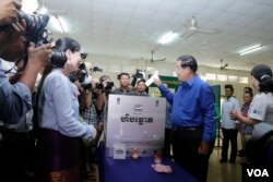 លោក​ហ៊ុន​ សែន នាយក​រដ្ឋមន្ត្រី​នៃប្រទេស​កម្ពុជា ចូលរួម​បោះឆ្នោត​ ដើម្បីជ្រើសរើស​ក្រុម​ប្រឹក្សា​ឃុំ-សង្កាត់​ នៅ​សង្កាត់​តាខ្មៅនៃក្រុង​តាខ្មៅ,នៅ ខេត្ត​កណ្តាល​, នៅថ្ងៃទី​៤​ ខែ​មិថុនា​ ឆ្នាំ២០១៧។ (ខាន់​ សុគុំមនោ​/VOA)