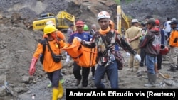 Anggota tim penyelamat membawa jenazah penambang setelah tanah longsor melanda Desa Srumbung di Magelang, 18 Desember 2017. (Foto: Antara/Anis Efizudin via Reuters)