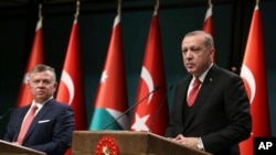 Turkey's President Recep Tayyip Erdogan, right, talks during a joint news conference with Jordan's King Abdullah II, left, following their meeting at the Presidential Palace in Ankara, Turkey, Wednesday, Dec. 6, 2017. (Yasin Bulbul/Pool via AP)