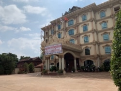 រូបឯកសារ៖ ខណៈចំនួនភ្ញៀវទេសចរធ្លាក់ចុះ សណ្ឋាគារ ភោជនីយដ្ឋាន ហាងលក់វត្ថុអនុស្សាវរីយ៍ ត្រូវបានដាក់ជួល ឬលក់ នៅក្នុងខេត្តសៀមរាប កាលពីថ្ងៃទី៩ ខែវិច្ឆិកា ឆ្នាំ២០១៩។ (ធីតា វីន/VOA)