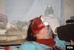 Civilian victims of IS bombings are rushed into Mosul field hospitals after a car bomb in Mosul, Iraq, Jan. 8, 2017. (H. Murdock/VOA)