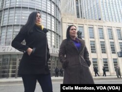 Emma Coronel (izq.) y Silvia Delgado, esposa y abogada mexicana de Joaquín "El Chapo" Guzmán, viajaron a Nueva York para la segunda audiencia del capo del Cartel de Sinaloa, desde que fue extraditado el 19 de enero de 2017.