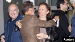 بهرام مکانیک، سمت چپ تصویر پس از آزادی مورد استقبال خانواده قرار گرفت