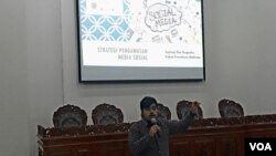 Septiaji Eko Nugroho, Ketua Presidium Mafindo memaparkan Strategi Pengawasan Media Sosial di Kampus Ubaya (Foto: Petrus Riski/VOA).