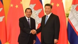 រូបឯកសារ៖ លោកនាយករដ្ឋមន្ត្រី ហ៊ុន សែន ចាប់ដៃ​ជាមួយ​ប្រធានាធិបតីចិន លោក​ ស៊ី ជីនពីង មុន​កិច្ចប្រជុំនៅវិមានរដ្ឋាភិបាលចិនប្រចាំទីក្រុង​ប៉េកាំង ប្រទេស​ចិន ថ្ងៃទី២៩ ខែមេសា ឆ្នាំ២០១៩។