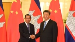 រូបឯកសារ៖ លោកនាយករដ្ឋមន្ត្រី ហ៊ុន សែន ចាប់ដៃ​ជាមួយ​លោក​ប្រធានាធិបតីចិន ស៊ី ជីនពីង មុន​កិច្ចប្រជុំនៅវិមានរដ្ឋាភិបាលចិនប្រចាំទីក្រុង​ប៉េកាំង ប្រទេស​ចិន ថ្ងៃទី២៩ ខែមេសា ឆ្នាំ២០១៩។