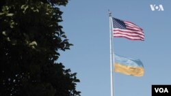 Фото для ілюстрації: прапори США та України у Філадельфії