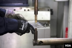 A steelworker works on the floor at Marlin Steel in Baltimore, Maryland. (V. Macchi/VOA)