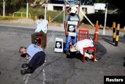 Mannequins depicting torture victims are left by demonstrators protesting against former Salvadoran army General Jose Guillermo Garcia prior to Garcia's arrival, at San Luis Talpa, Jan. 8, 2016. The U.S. deported Garcia after an immigration judge found that he was involved in human rights violations during his tenure as El Salvador's defense minister.